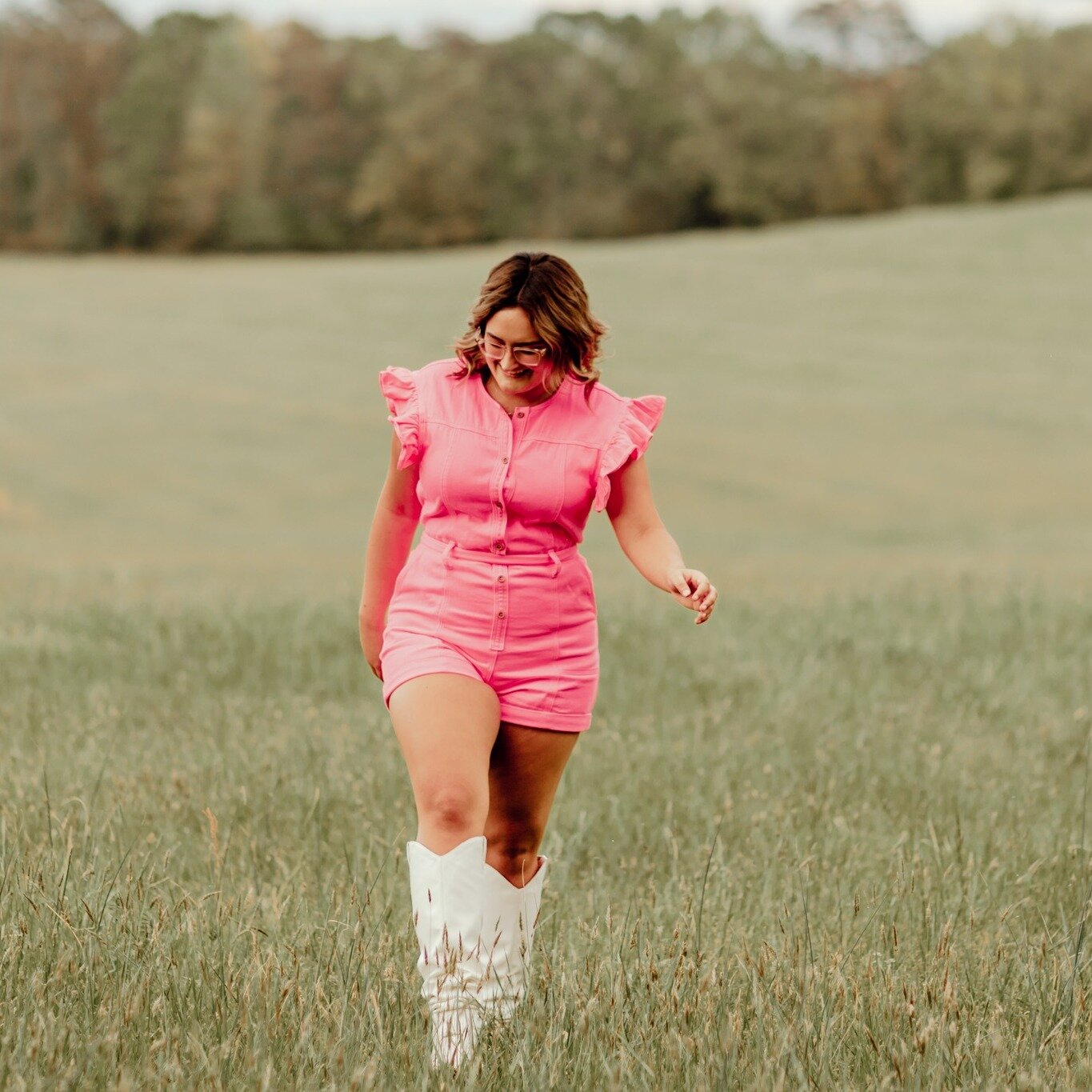  Want the inside scoop on all things senior portraits?  Sign up for our email list and unlock a world of exciting surprises! Get access to exclusive discounts, early booking opportunities, and creative inspiration that will make your senior portr