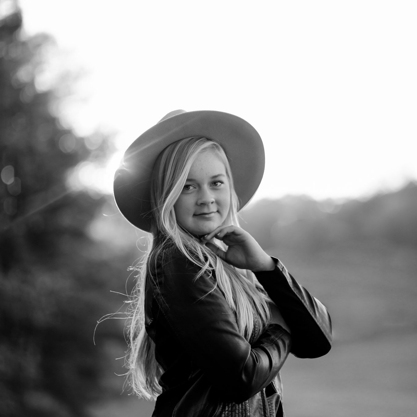 Capture the Moments That Matter  As a mom myself, I want to preserve for you the memories of your child's high school and college journey. Let me create stunning senior portraits that freeze time and tell their unique story. 

   

@ashleyasmit